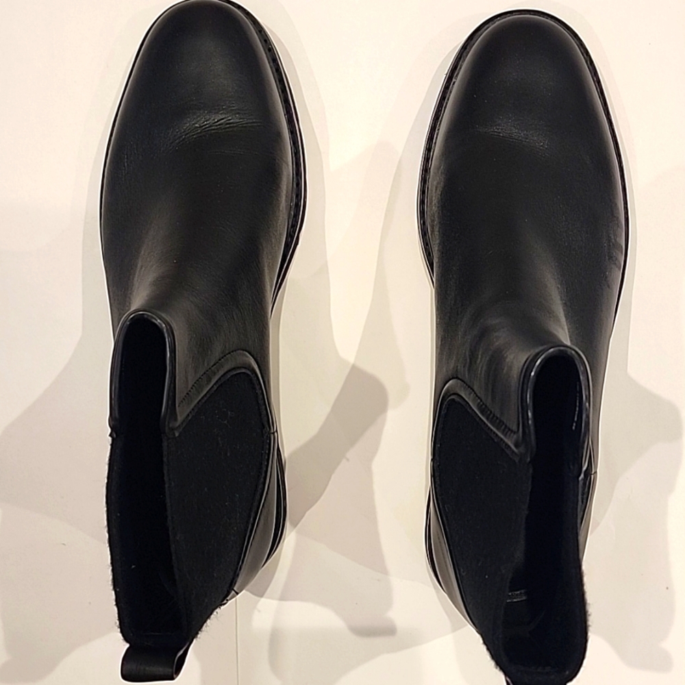 NEVER WORN GORGOUS Vince Rue Chelsea Boots. Black Size 11 M